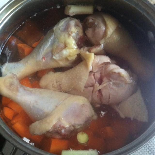 營養雞腿湯的做法 步骤3