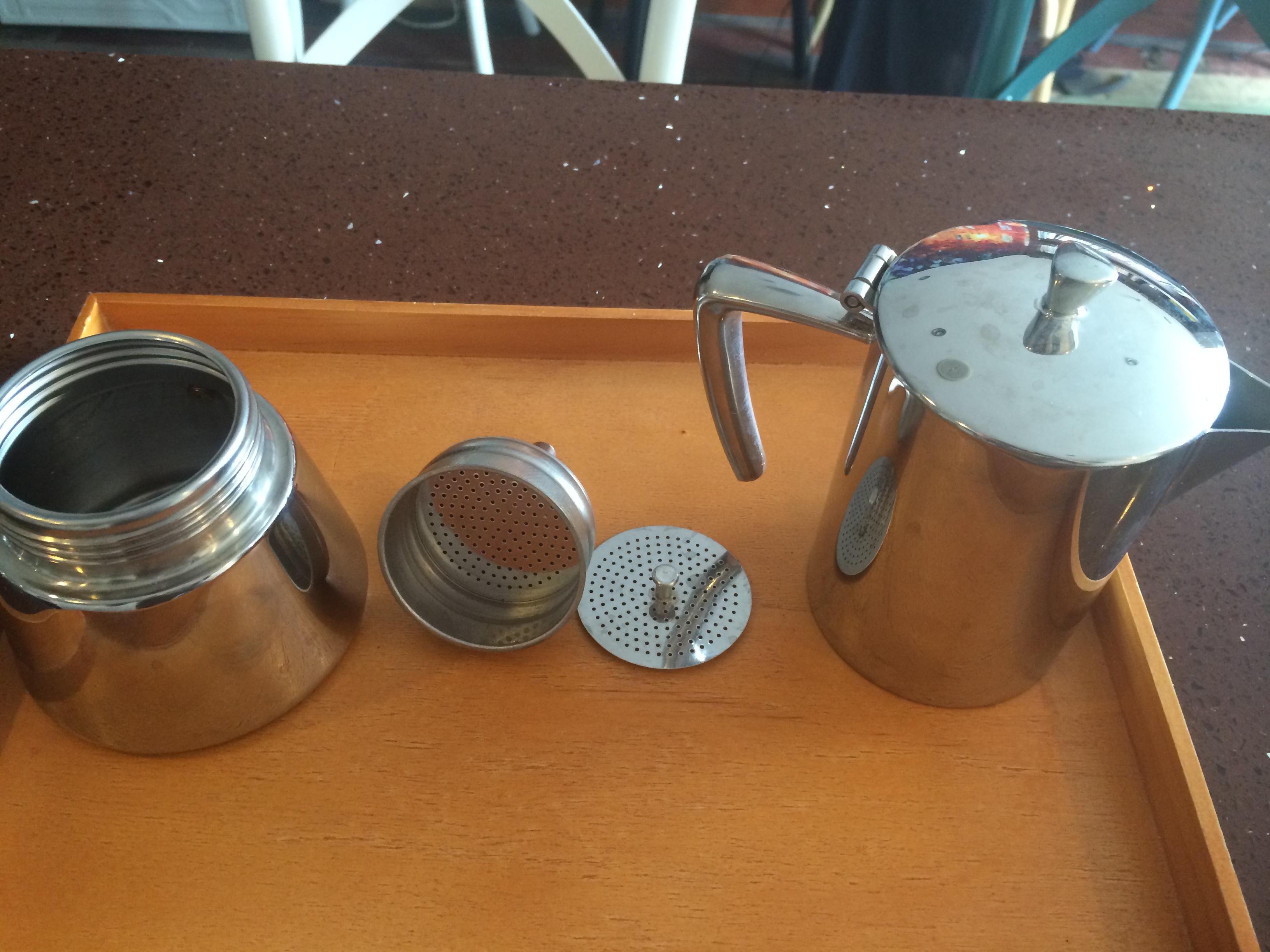 摩卡壺使用教程，在家也能做出不輸于一般咖啡的香濃拿鐵咖啡哦~的做法 步骤1
