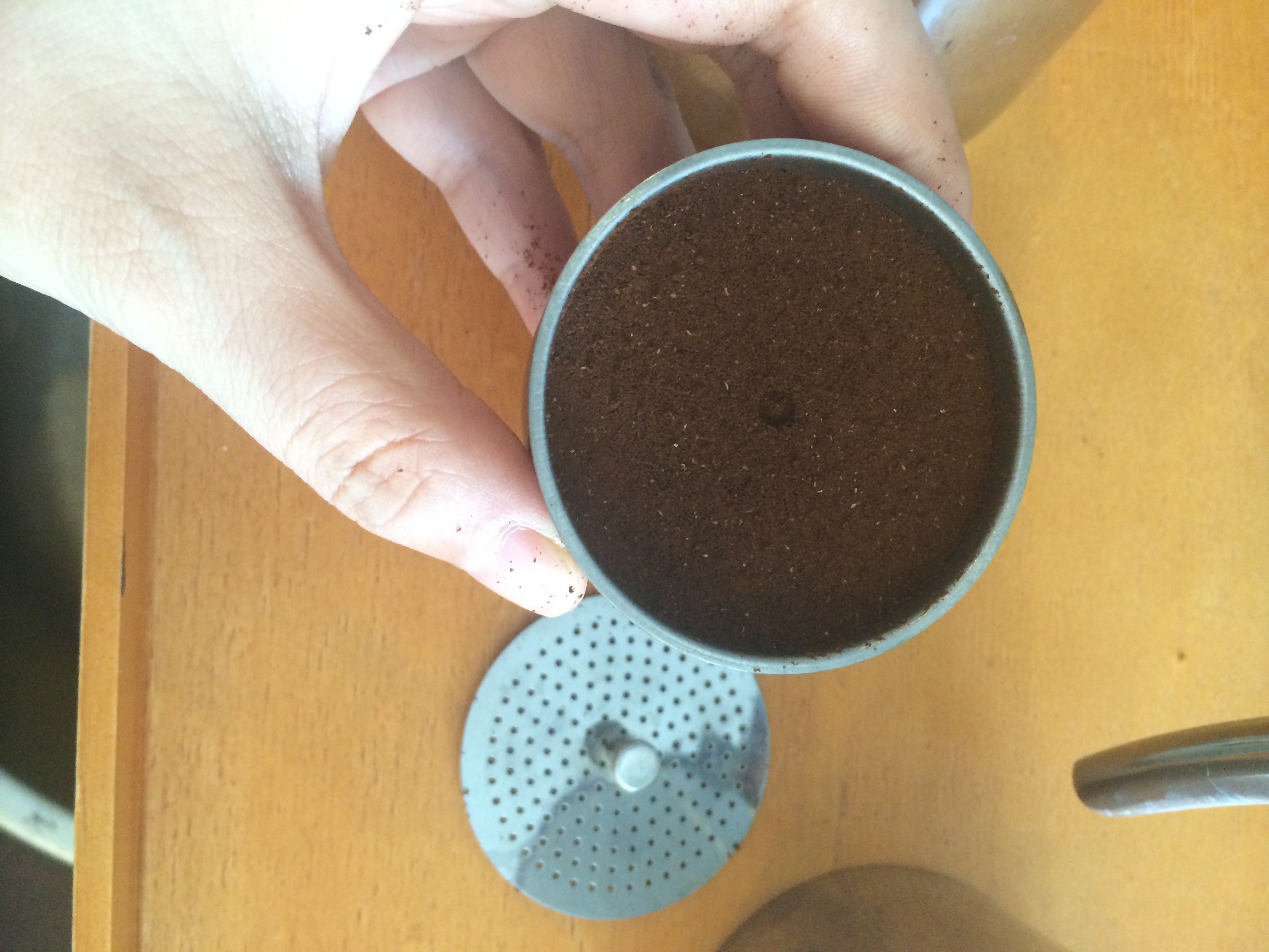 摩卡壺使用教程，在家也能做出不輸于一般咖啡的香濃拿鐵咖啡哦~的做法 步骤3