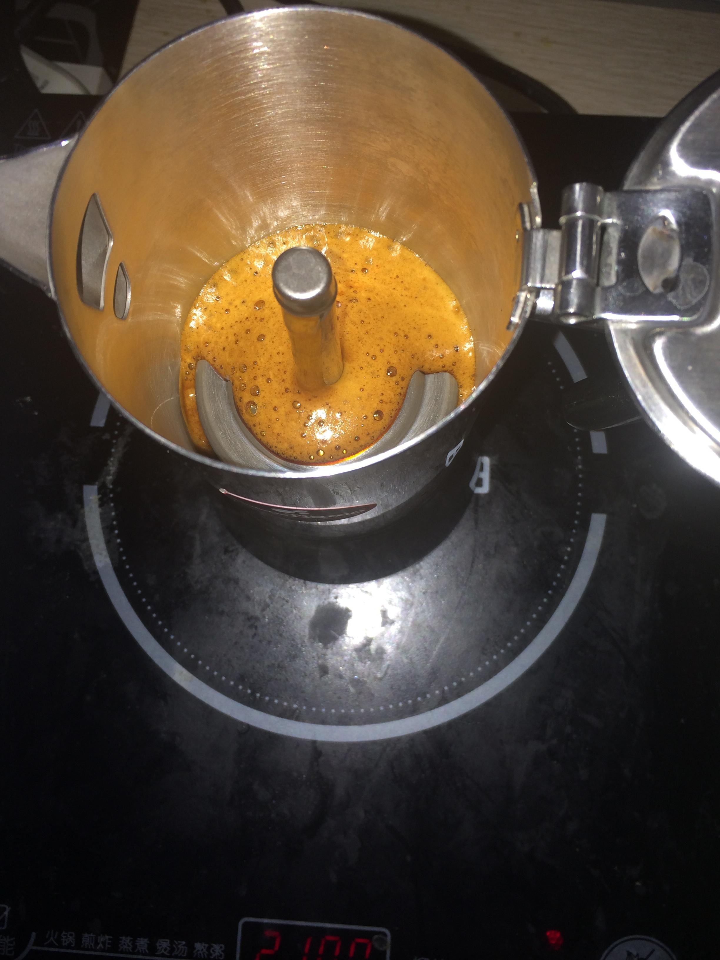 摩卡壺使用教程，在家也能做出不輸于一般咖啡的香濃拿鐵咖啡哦~的做法 步骤6