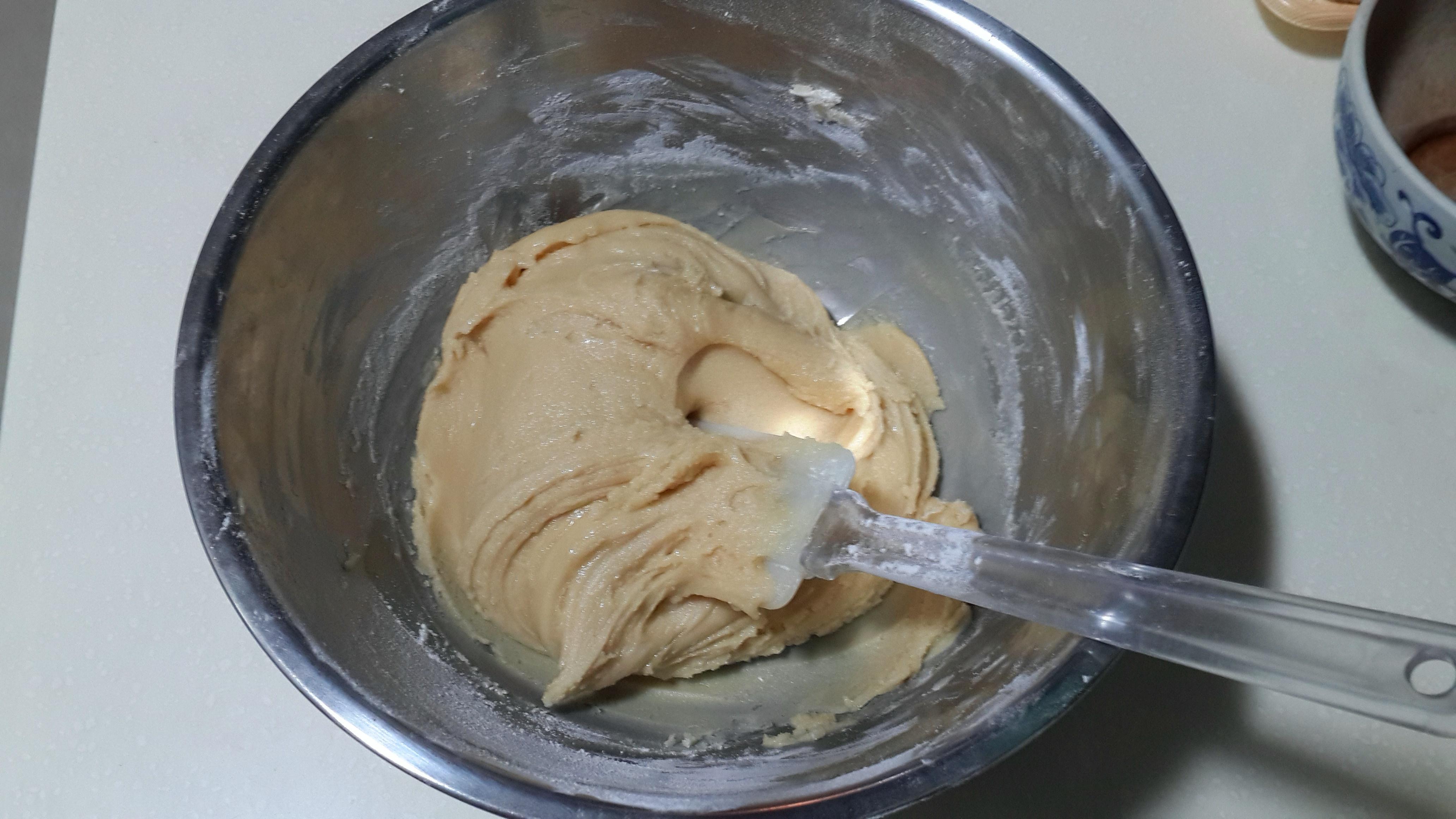 廣式豆沙蛋黃月餅的做法 步骤5