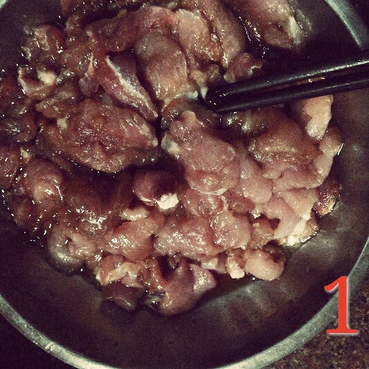 奶爸家常菜茶樹菇炒肉片的做法 步骤1