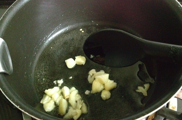 蒜香雞蛋面 家的味道的做法 步骤2