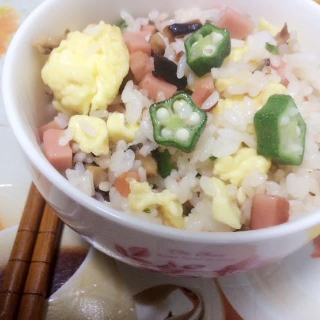 秋葵火腿香菇蛋炒飯的做法 步骤3
