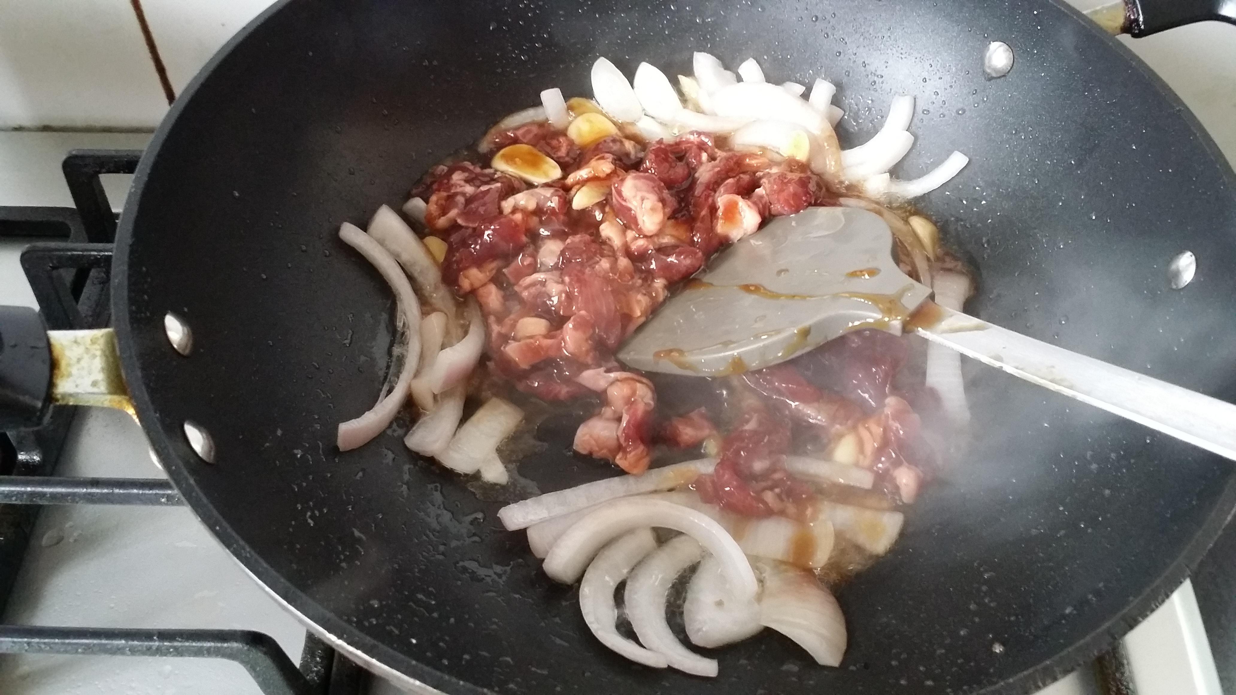 青椒牛肉蓋澆飯的做法 步骤4