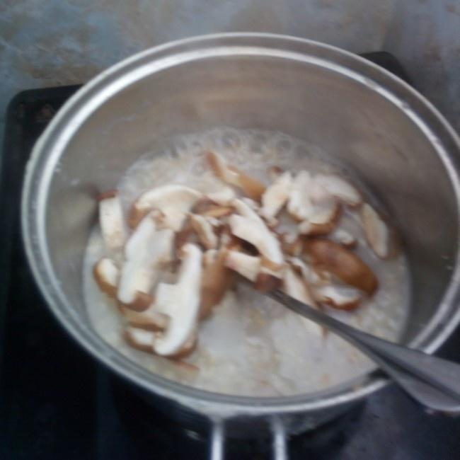 「減肥早點」香菇雞蛋燕麥粥的做法 步骤3