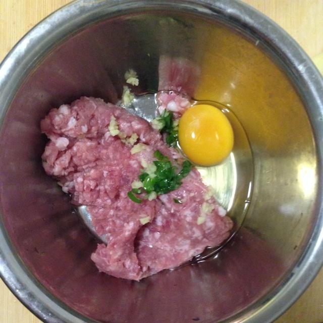 小白菜丸子粉絲湯的做法 步骤2