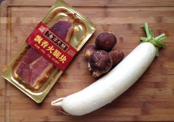 【金字美食廚房】火腿蘿卜香菇湯的做法 步骤1