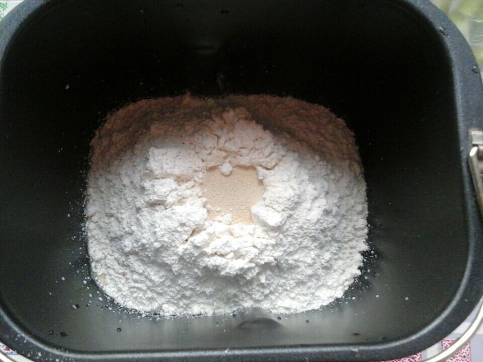 普通面粉做牛奶蜂蜜餐包的做法 步骤1