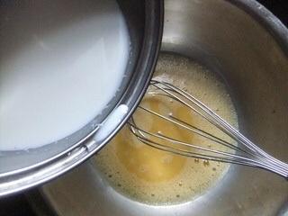 烤蛋奶布丁的做法 步骤3