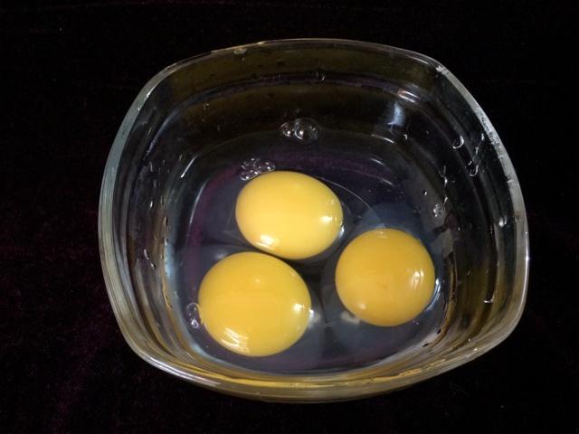 蘿卜干煎咸水鴨蛋的做法 步骤2