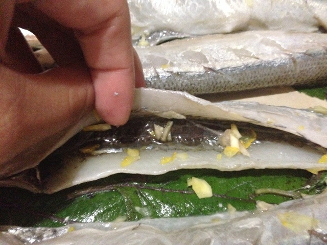 紫蘇檸檬鹽烤秋刀魚的做法 步骤2