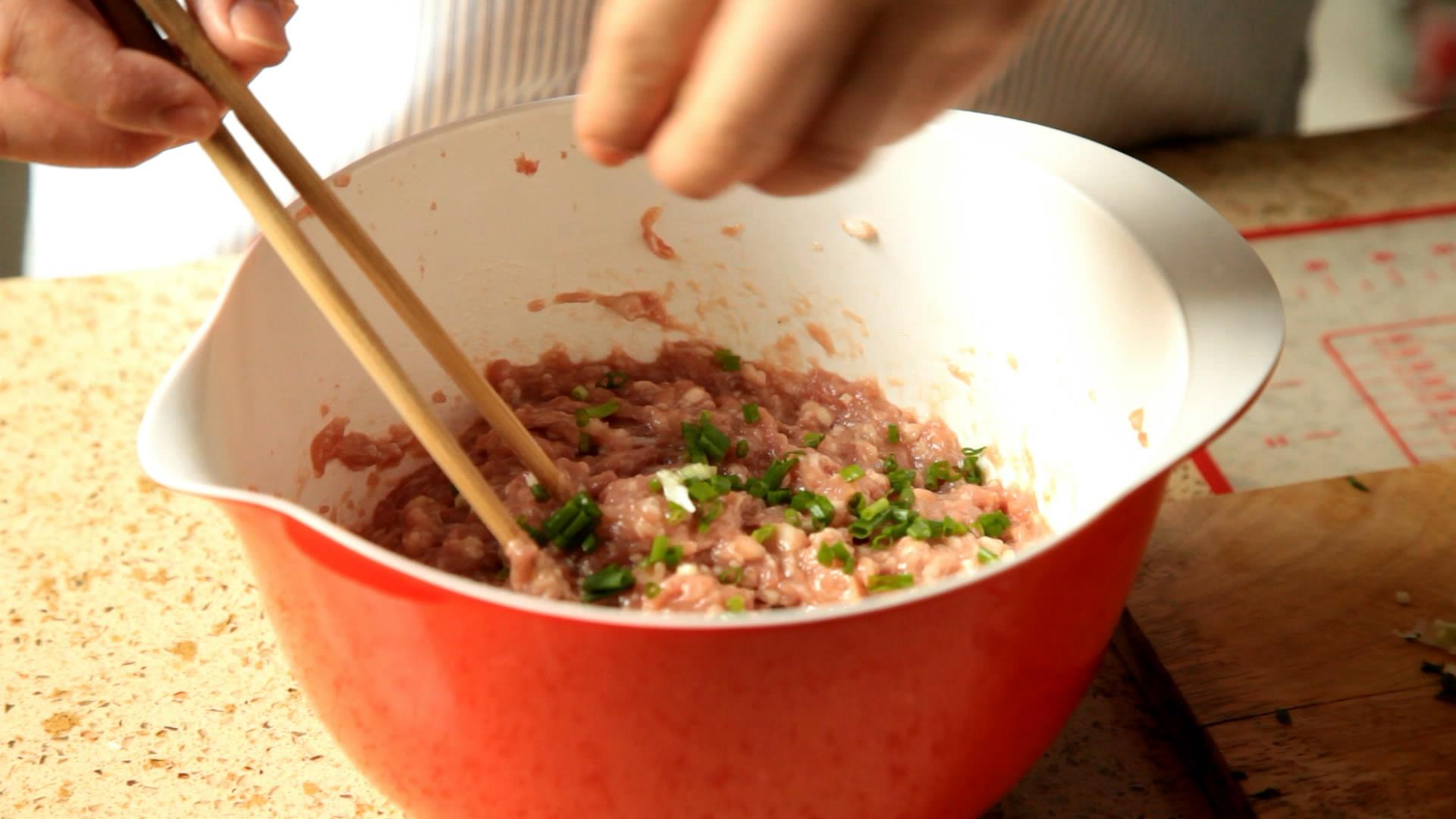 鮮蝦豬肉生煎包（一定要看視頻喲~）的做法 步骤9