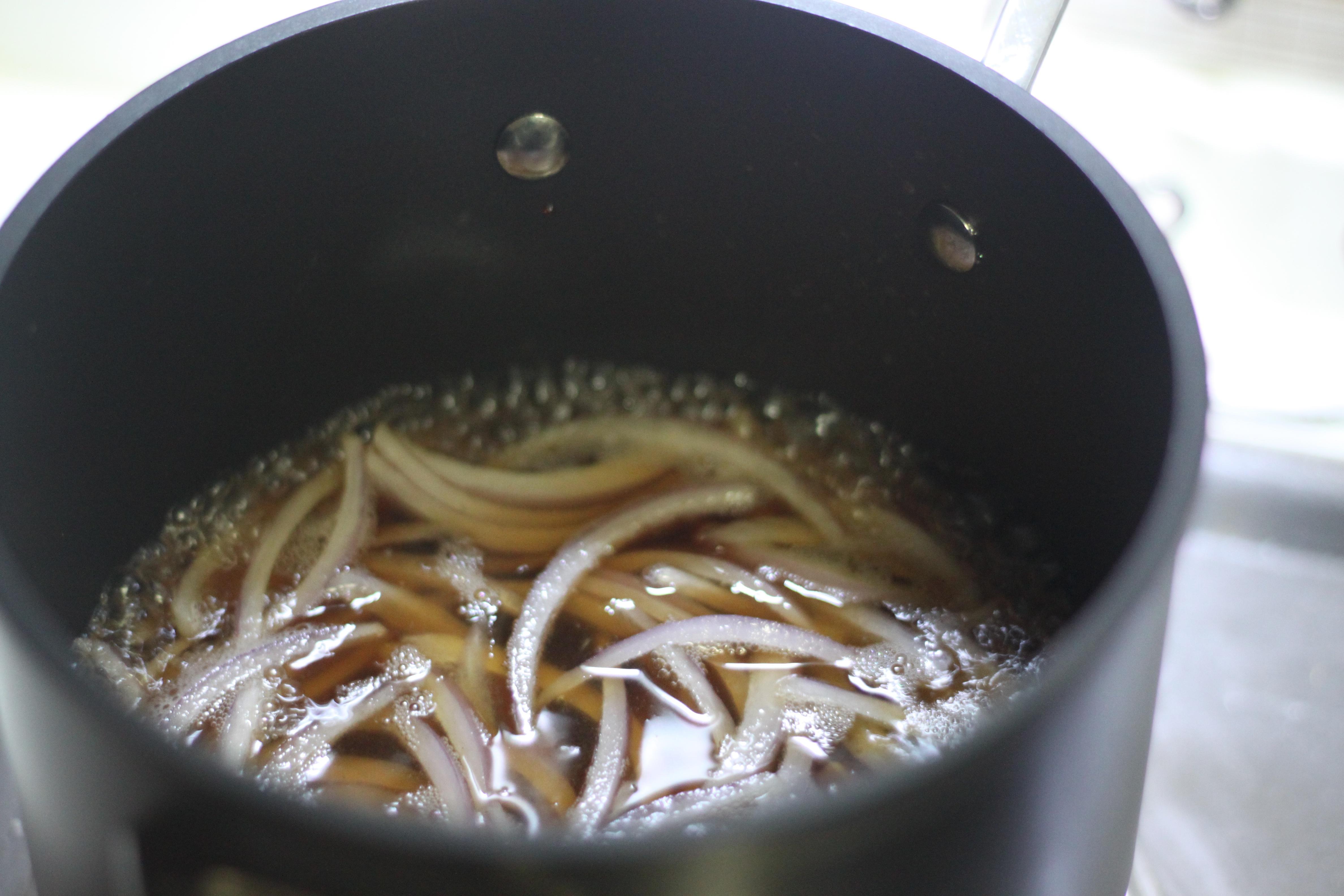 炸豬排蓋飯『湯汁』的做法的做法 步骤3