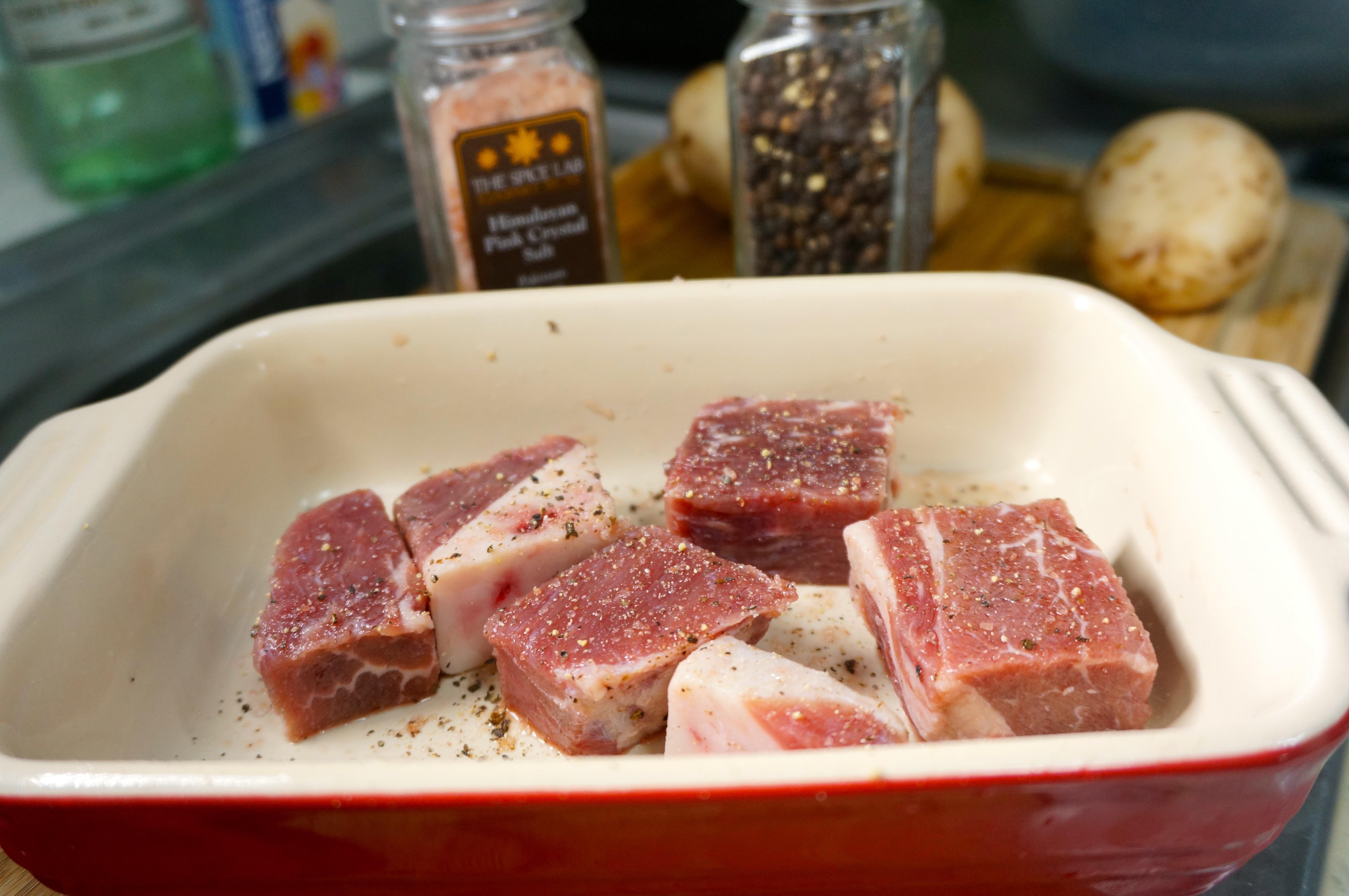 煎烤澳洲黑毛和牛肉粒配奶油蘑菇醬的做法 步骤1