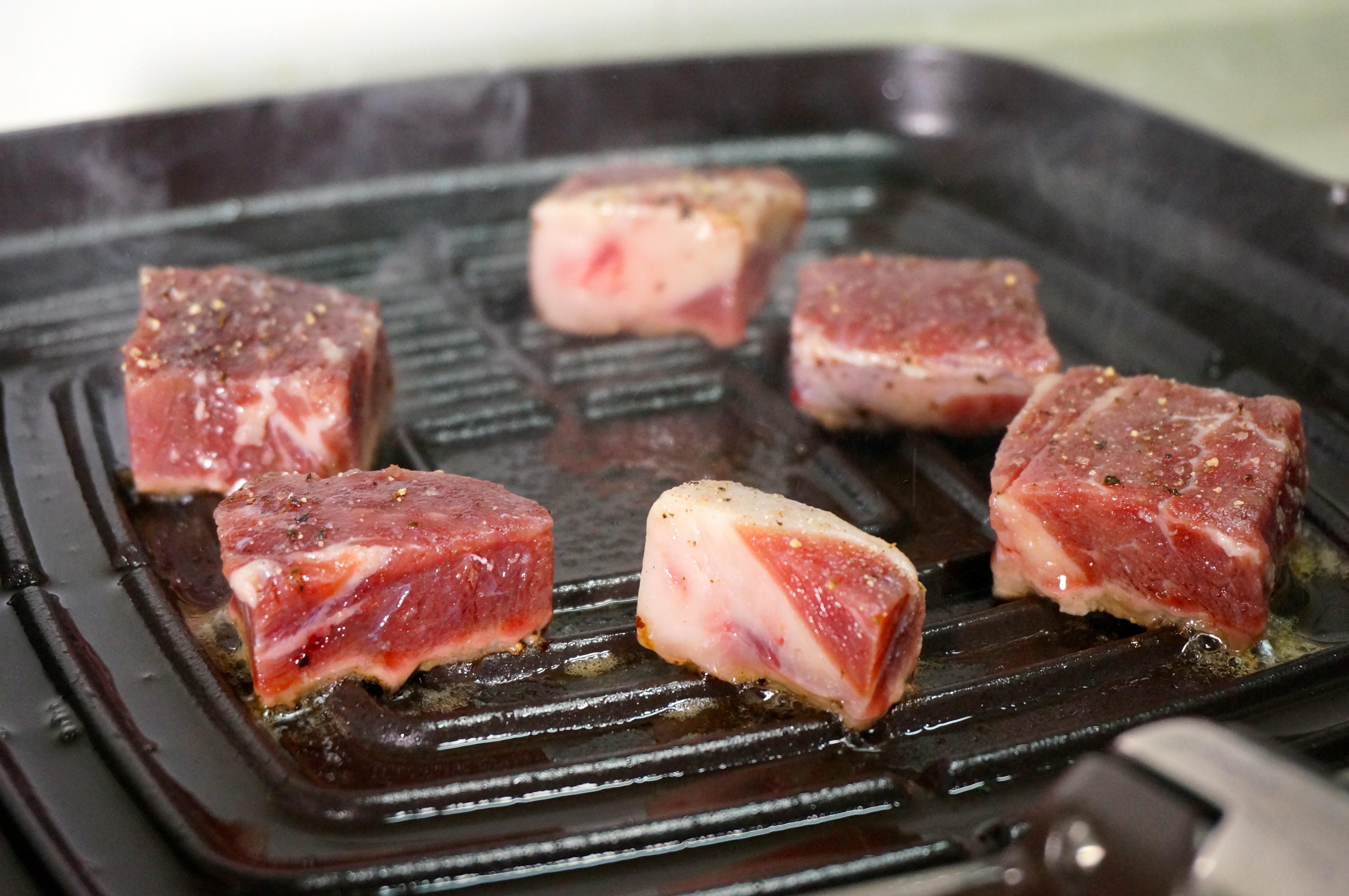 煎烤澳洲黑毛和牛肉粒配奶油蘑菇醬的做法 步骤3