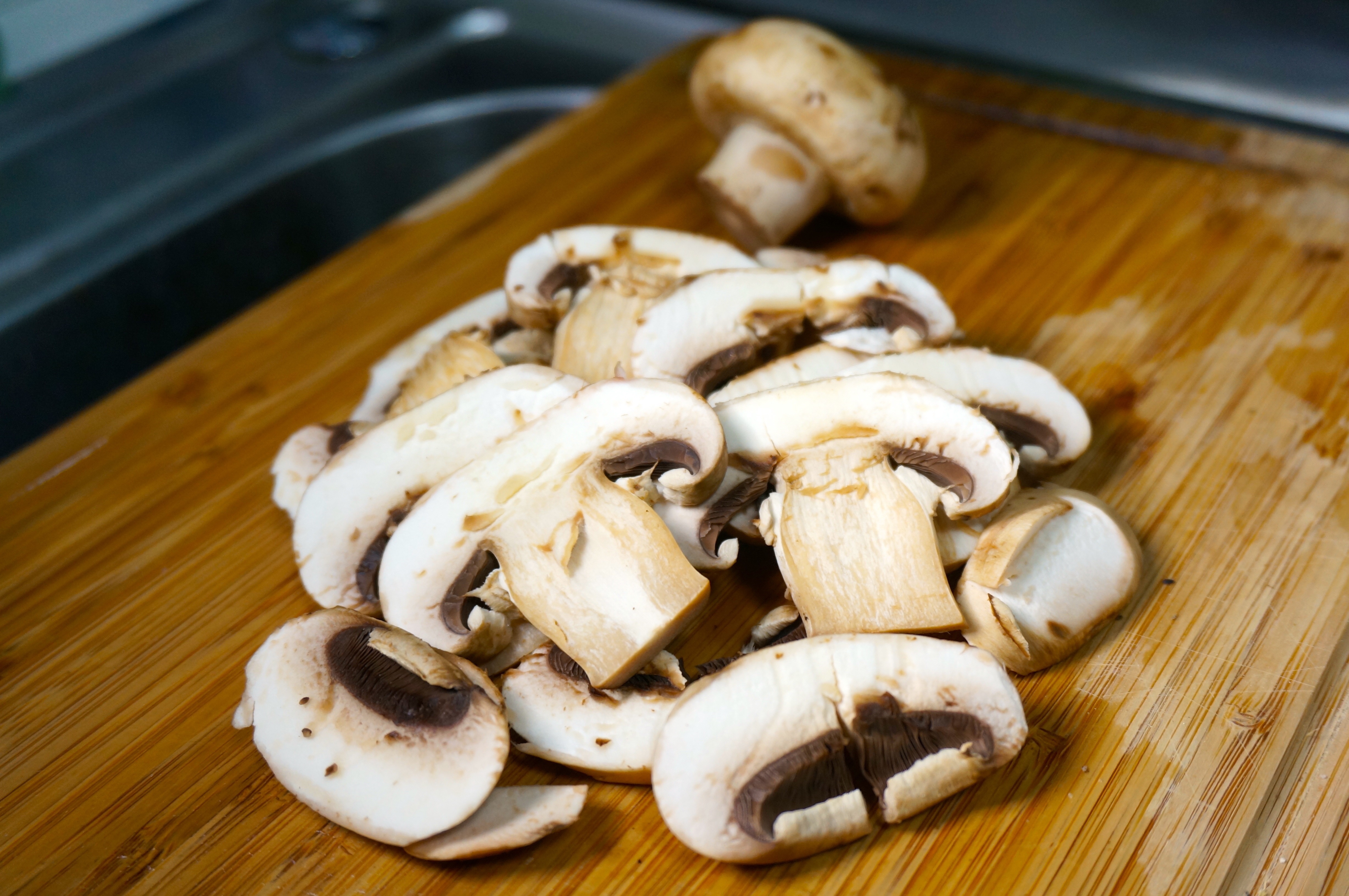煎烤澳洲黑毛和牛肉粒配奶油蘑菇醬的做法 步骤2