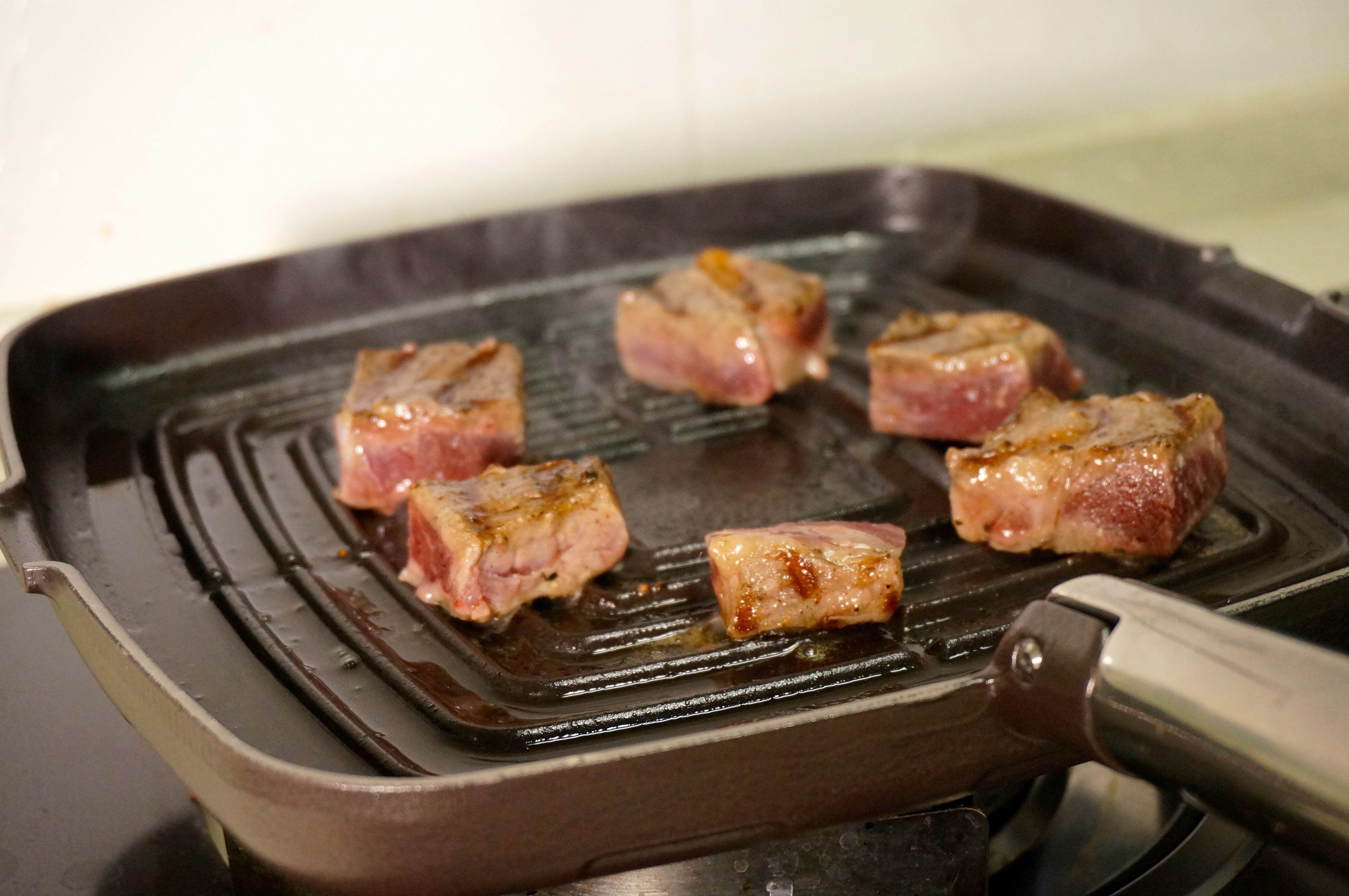 煎烤澳洲黑毛和牛肉粒配奶油蘑菇醬的做法 步骤4