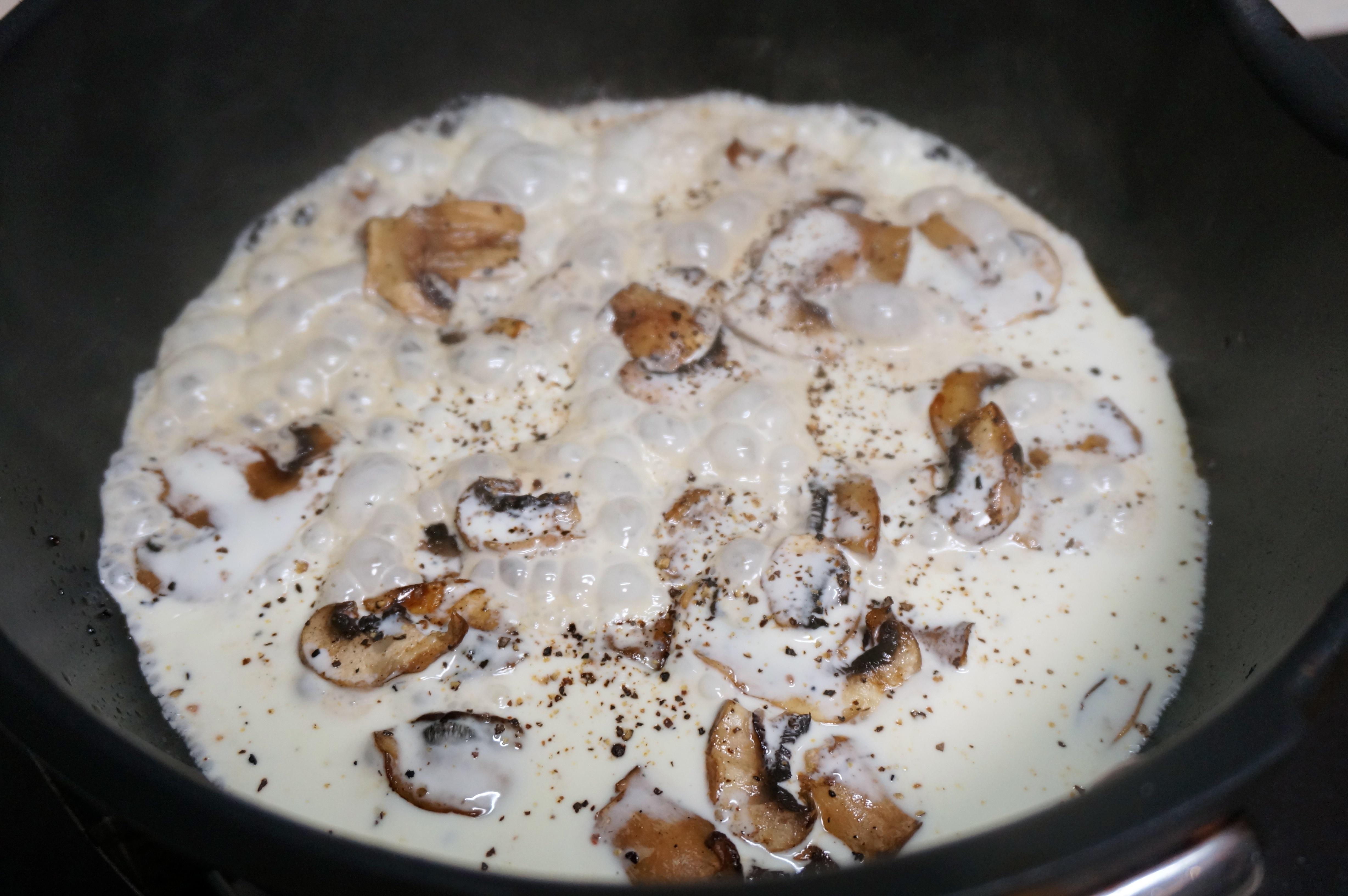煎烤澳洲黑毛和牛肉粒配奶油蘑菇醬的做法 步骤6