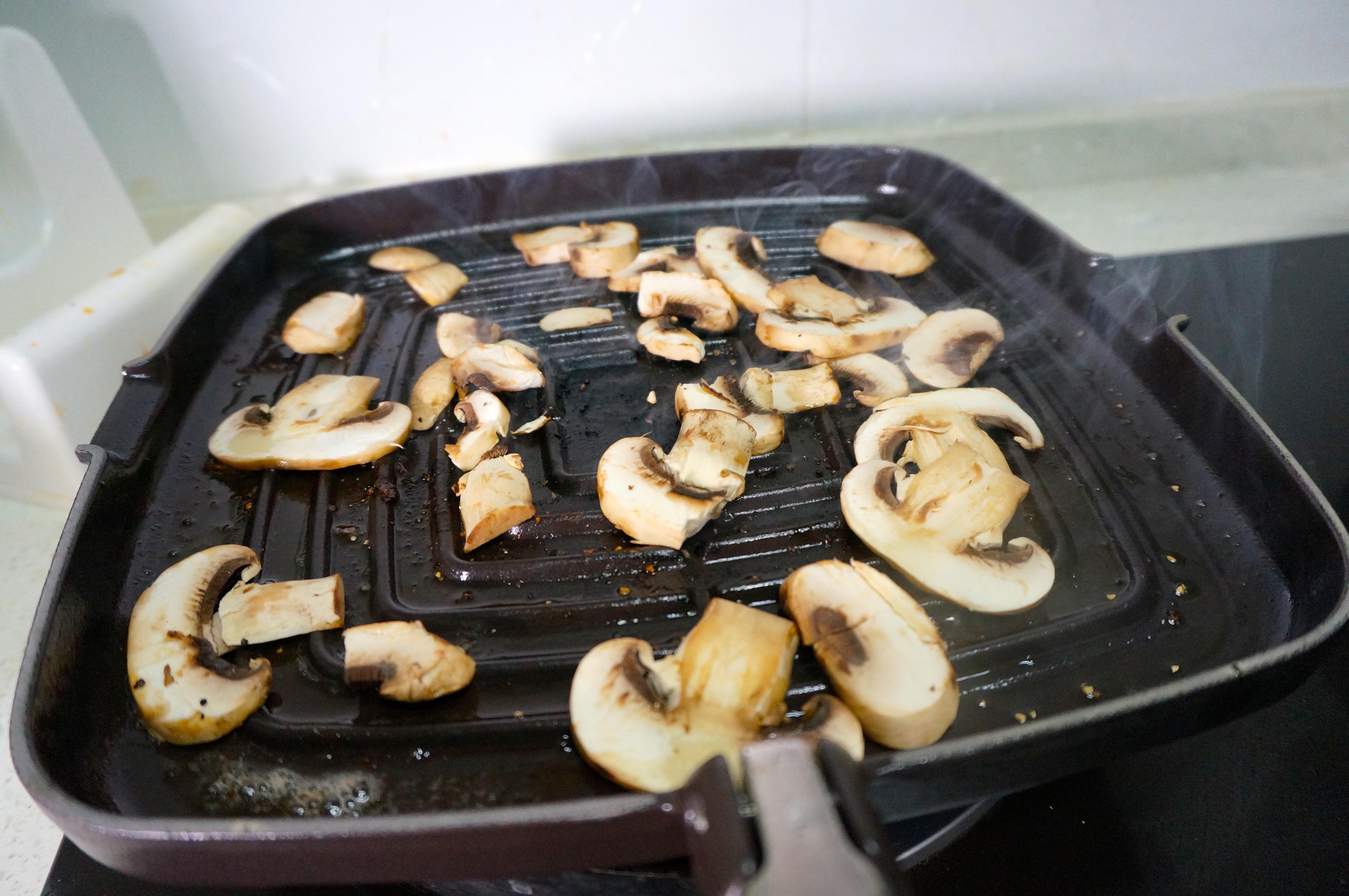 煎烤澳洲黑毛和牛肉粒配奶油蘑菇醬的做法 步骤5