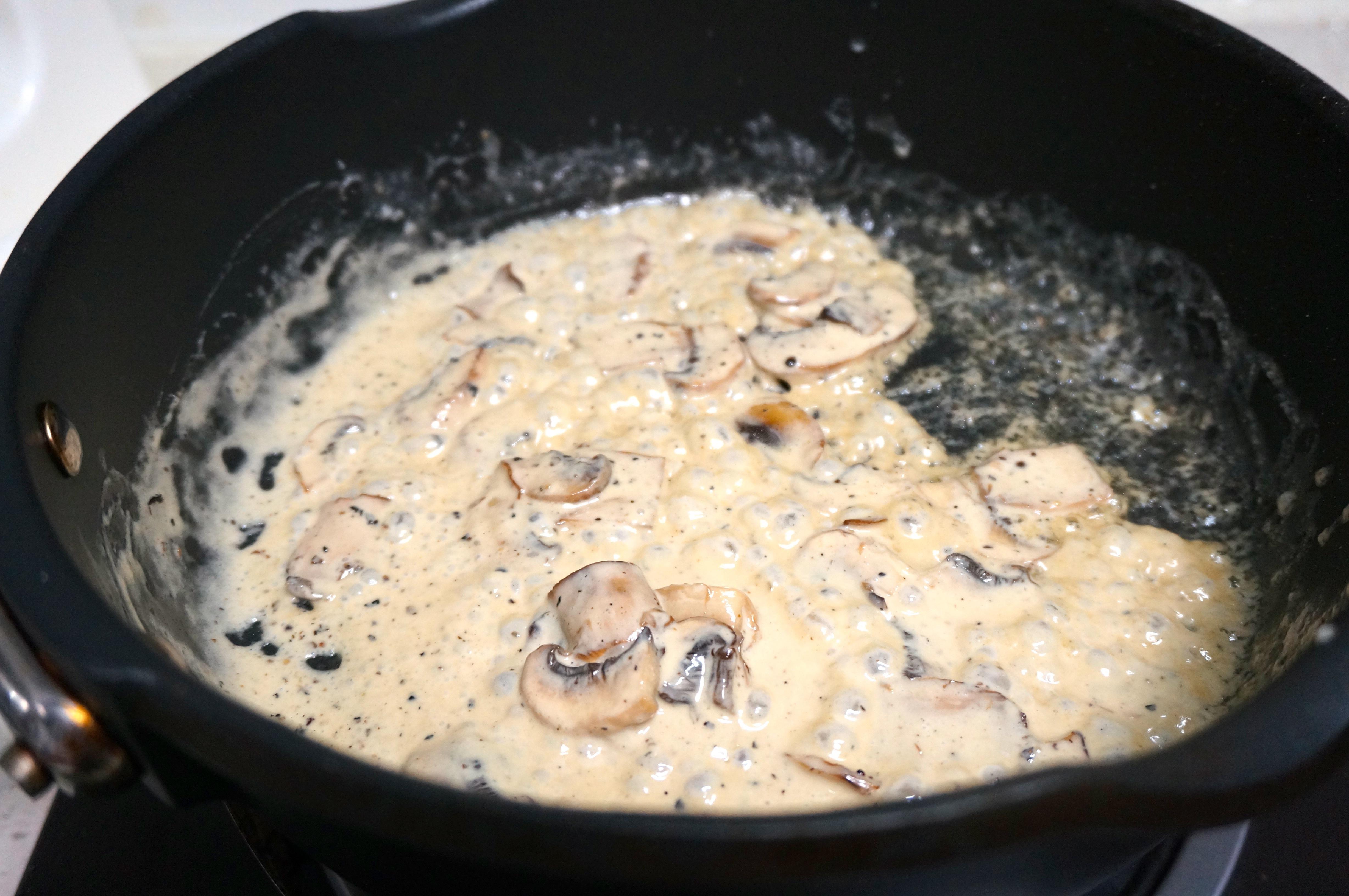 煎烤澳洲黑毛和牛肉粒配奶油蘑菇醬的做法 步骤7