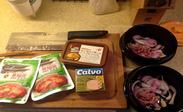 超爽超辣的 泡菜辣豆腐湯的做法 步骤1