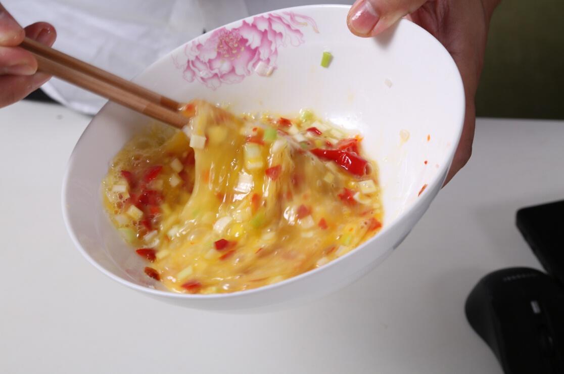 自動烹飪鍋簡單做剁椒雞蛋-捷賽私房菜的做法 步骤2