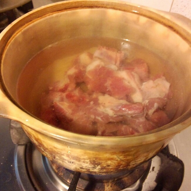 廣氏傳統茶樹菇靈芝排骨老火靚湯的做法 步骤2