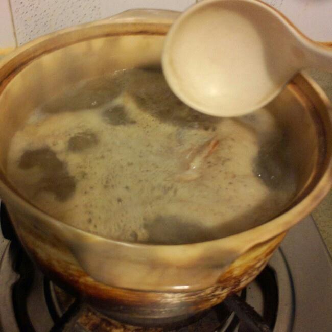 廣氏傳統茶樹菇靈芝排骨老火靚湯的做法 步骤3