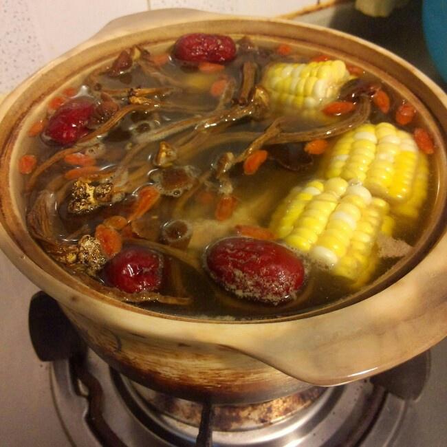 廣氏傳統茶樹菇靈芝排骨老火靚湯的做法 步骤6