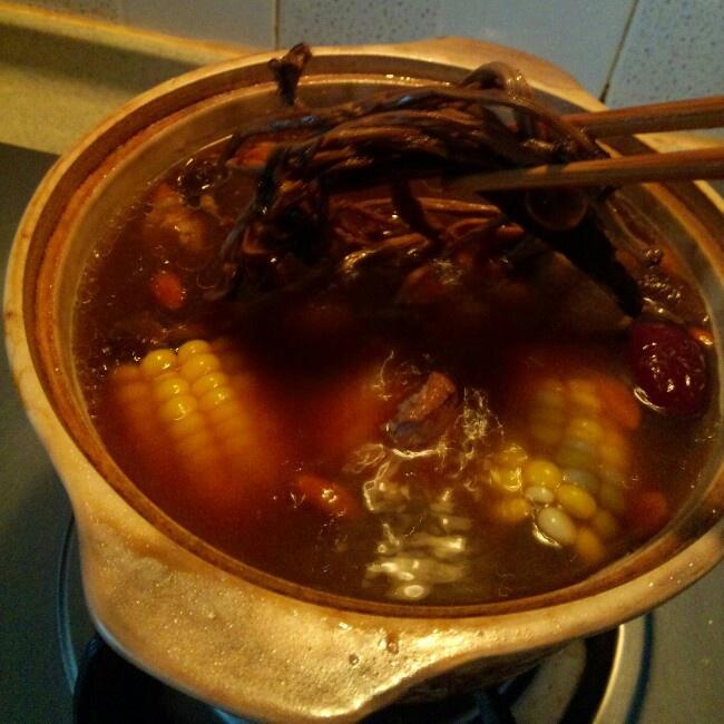 廣氏傳統茶樹菇靈芝排骨老火靚湯的做法 步骤7