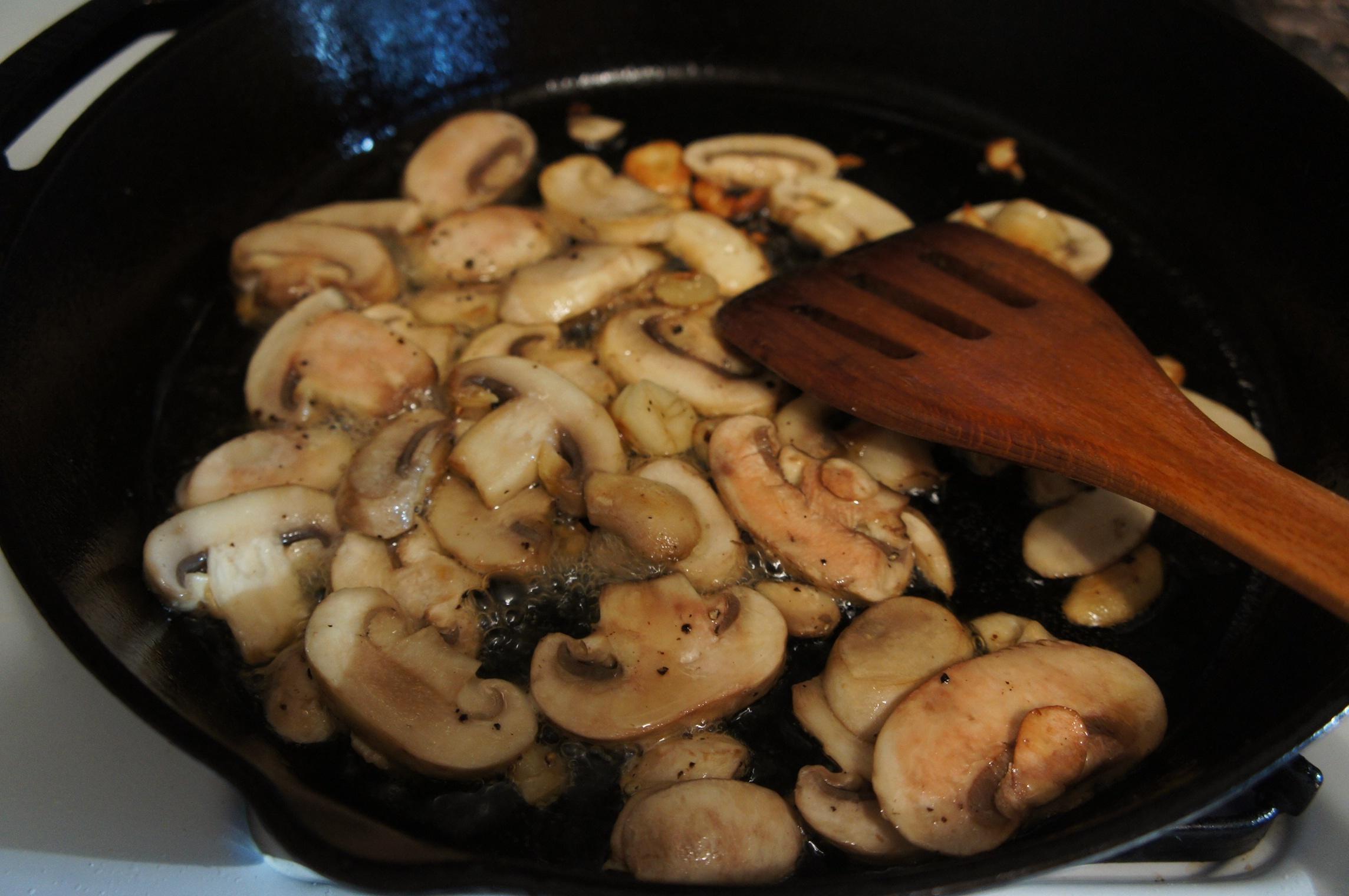 香煎三文魚咗菠菜口蘑的做法 步骤2
