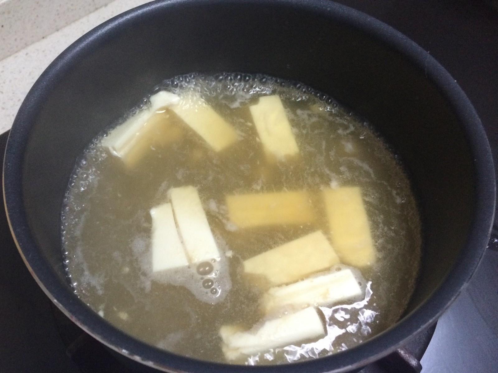 《昨日的美食》之豆腐海帶芽味噌湯的做法 步骤4