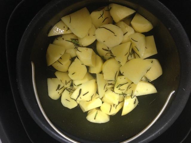 空氣炸鍋版迷迭香烤土豆的做法 步骤2