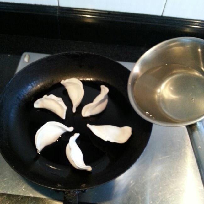 自制鍋貼，煎餃的做法 步骤3