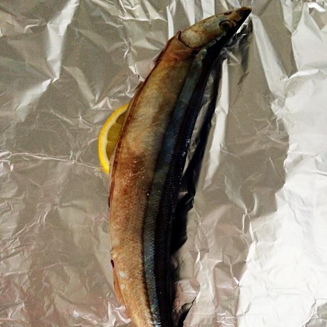 鹽烤秋刀魚的做法 步骤2