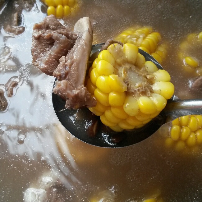 黑豆玉米筒骨湯的做法 步骤4