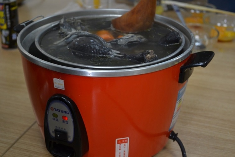 電鍋靚湯——手撕烏雞湯的做法 步骤1