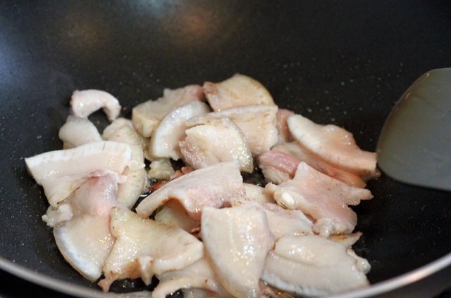 仔姜小炒石頭豬上肉的做法 步骤2