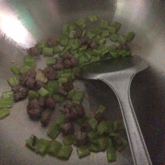 菜椒牛肉粒炒飯的做法 步骤3