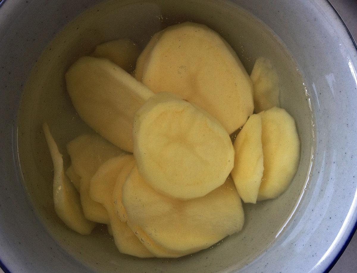 椒鹽青椒土豆的做法 步骤2