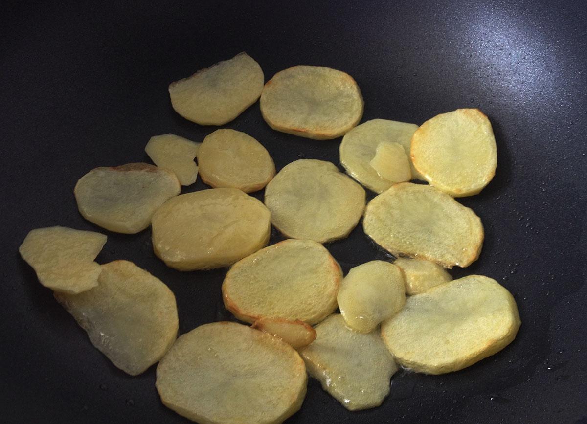 椒鹽青椒土豆的做法 步骤4