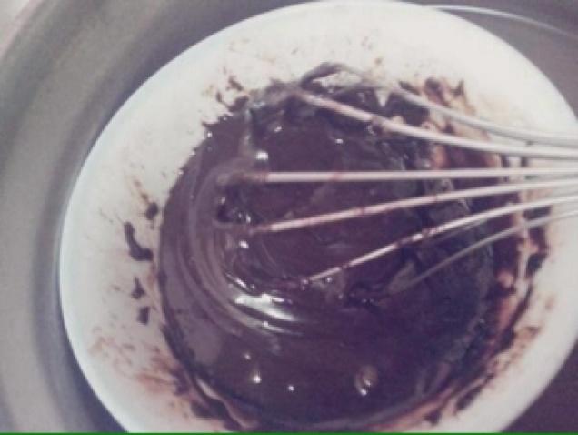 只要兩樣食材的巧克力蛋糕（5分鐘搞定）的做法 步骤1