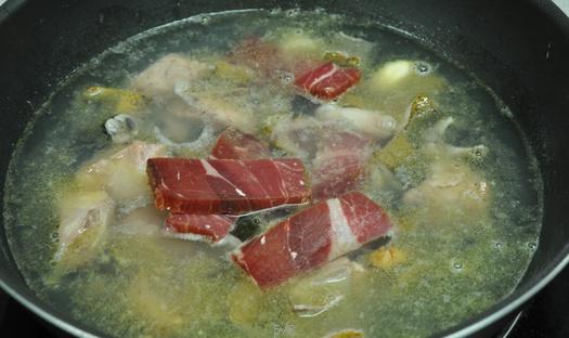 【金字美食廚房】火腿黃鱔排骨湯的做法 步骤5