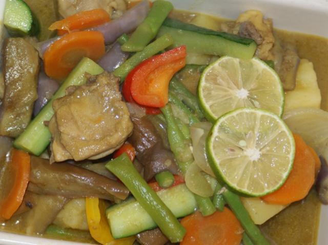 泰式青咖喱雞肉燴時蔬的做法 步骤3