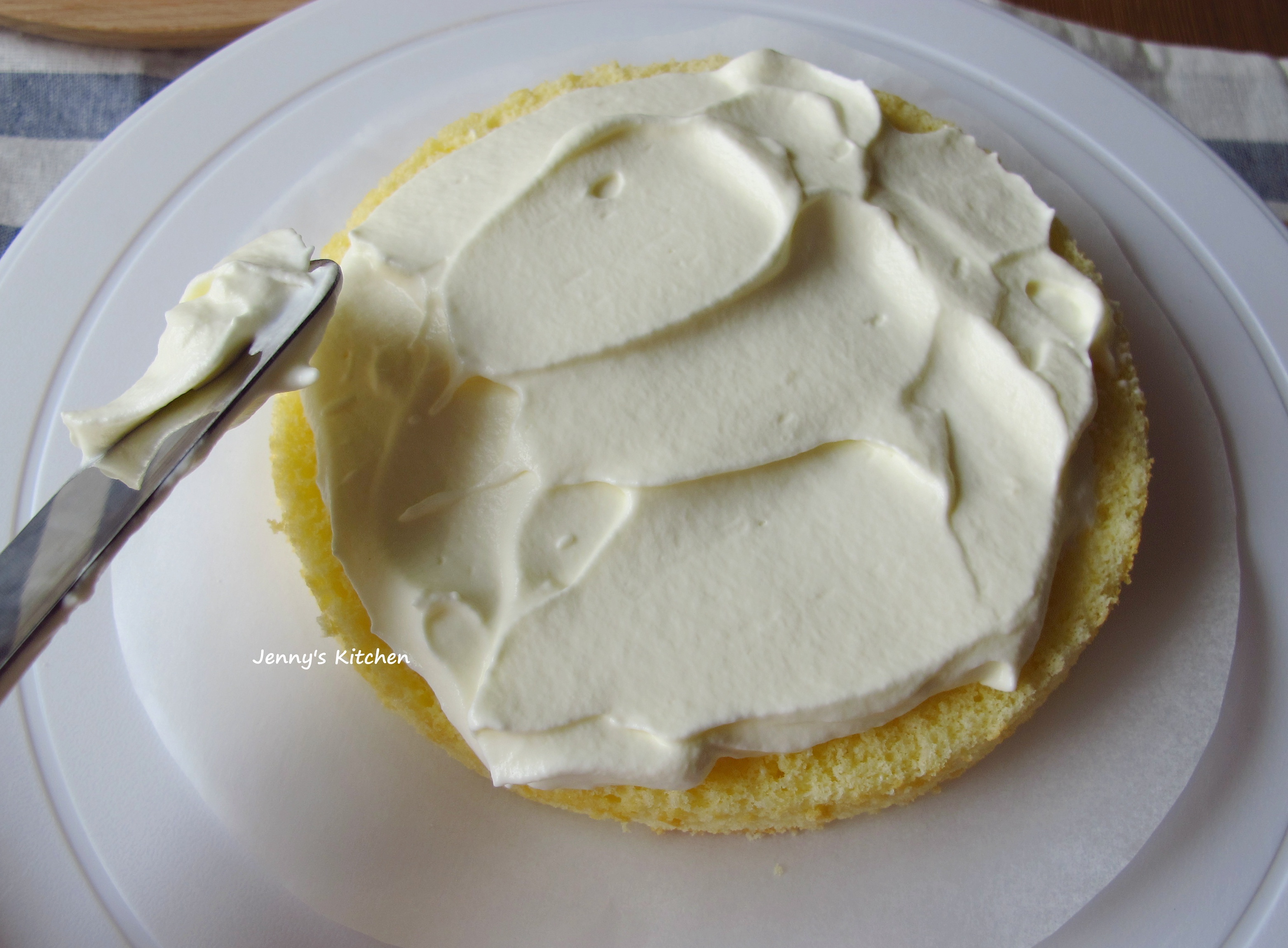 時下流行的鮮奶油戚風裸蛋糕的做法 步骤15