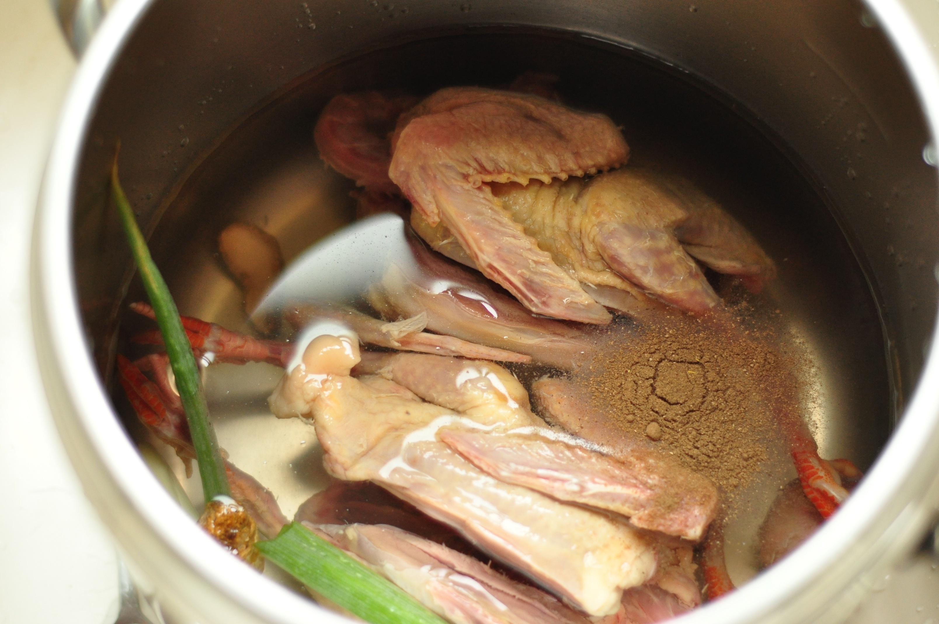 雞樅菌煲鴿湯（高壓鍋版）的做法 步骤1