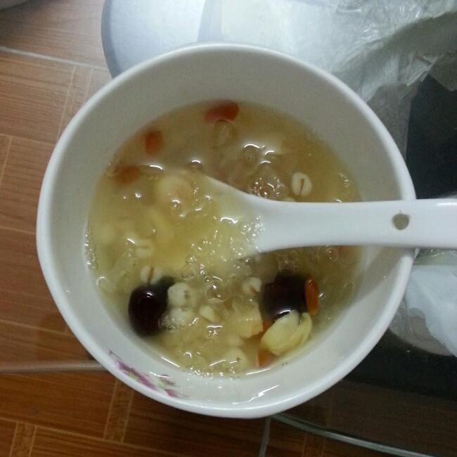 薏仁銀耳蓮子湯的做法 步骤1