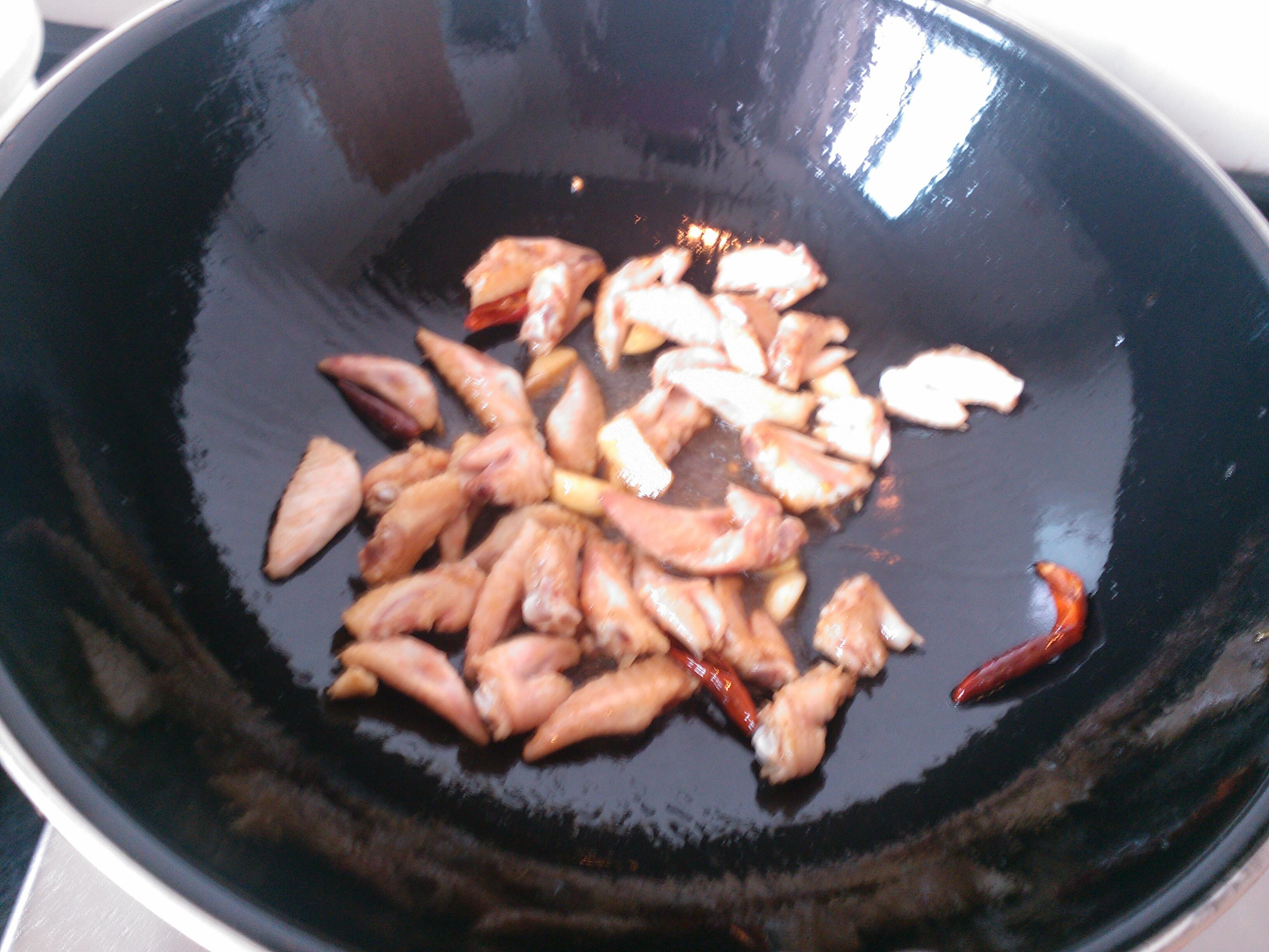 青椒炒雞翅尖的做法 步骤4