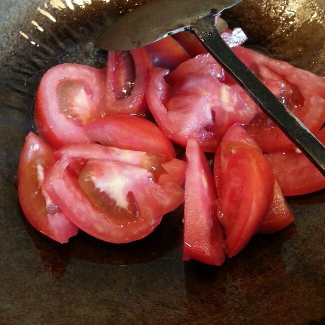 番茄貢丸金針菇湯的做法 步骤2